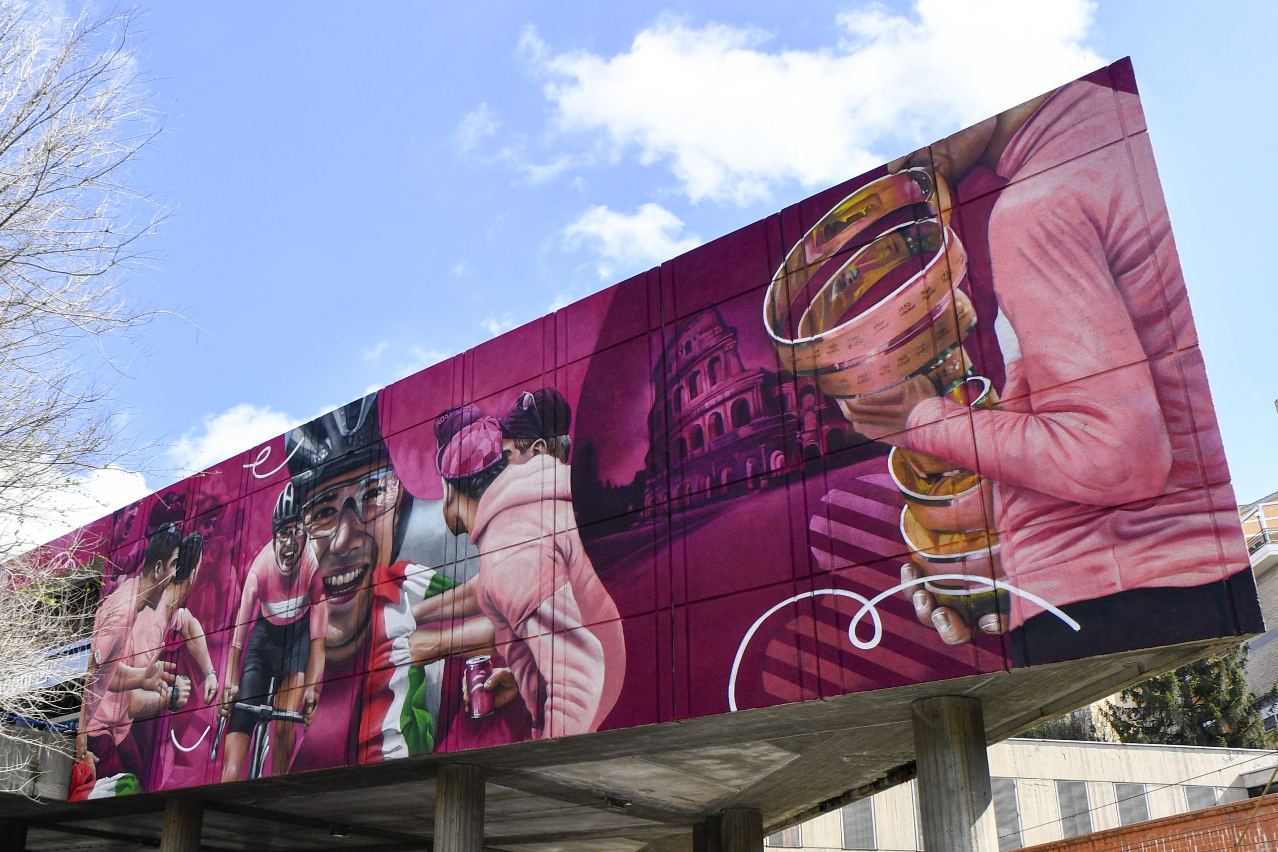 Svelato a Roma il murales del Giro d’Italia: realizzato dall’artista nisseno Giulio Gebbia, in arte Rosk