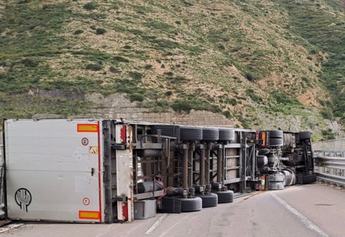 Forte Vento In Sicilia Tir Si Ribalta Sulla Palermo Messina Il Fatto Nisseno Caltanissetta