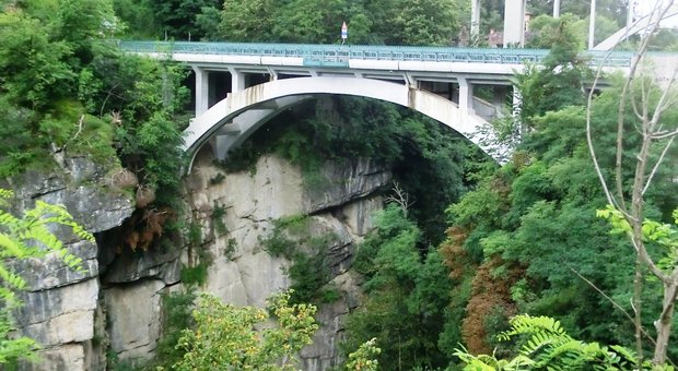 Italia. Mamma di 41 anni giù da un ponte di 90 metri  assieme al figlio di 4 anni