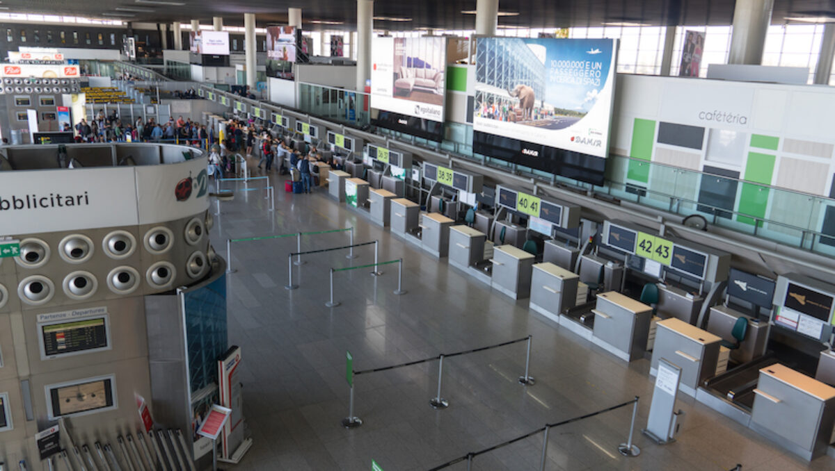 Ruba un paio di occhiali da sole in aeroporto a Catania: denunciato dalla Polizia