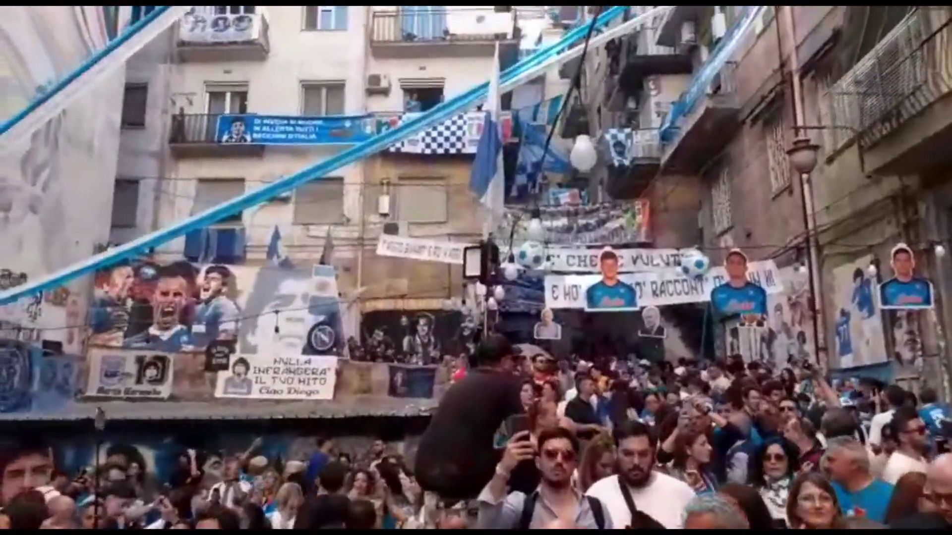 Festa scudetto a Napoli, per le vie della città si cammina a fatica