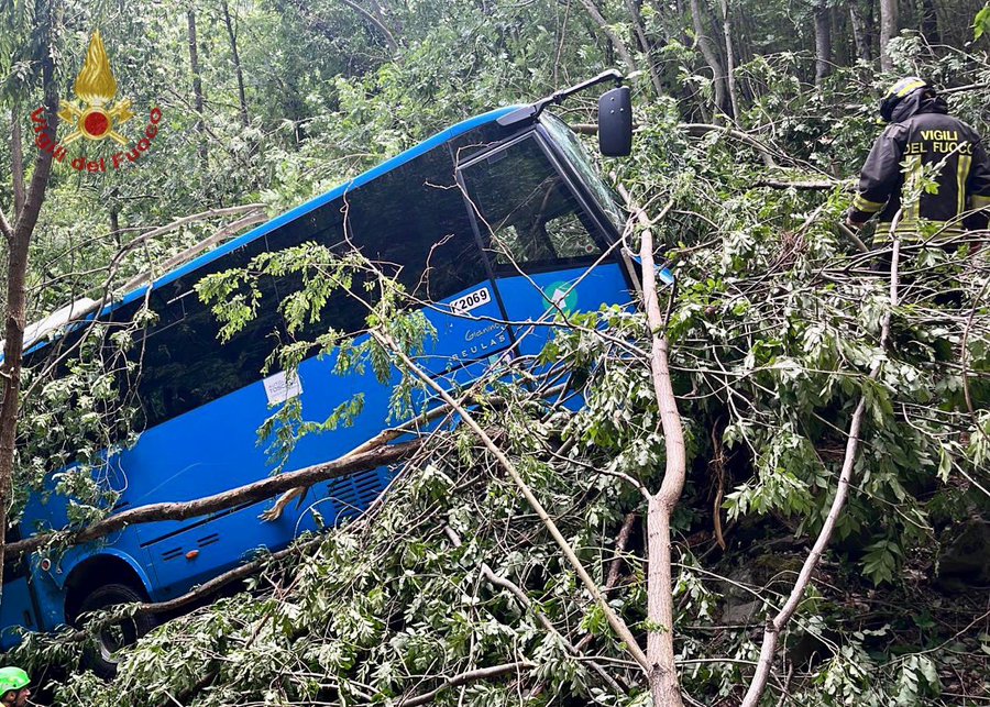 Autobus giù da una scarpata: tre ricoverati in codice rosso