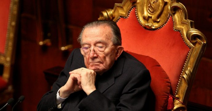 10 anni senza Andreotti, icona della politica italiana. Discepolo di De Gasperi, segnò la storia della prima repubblica