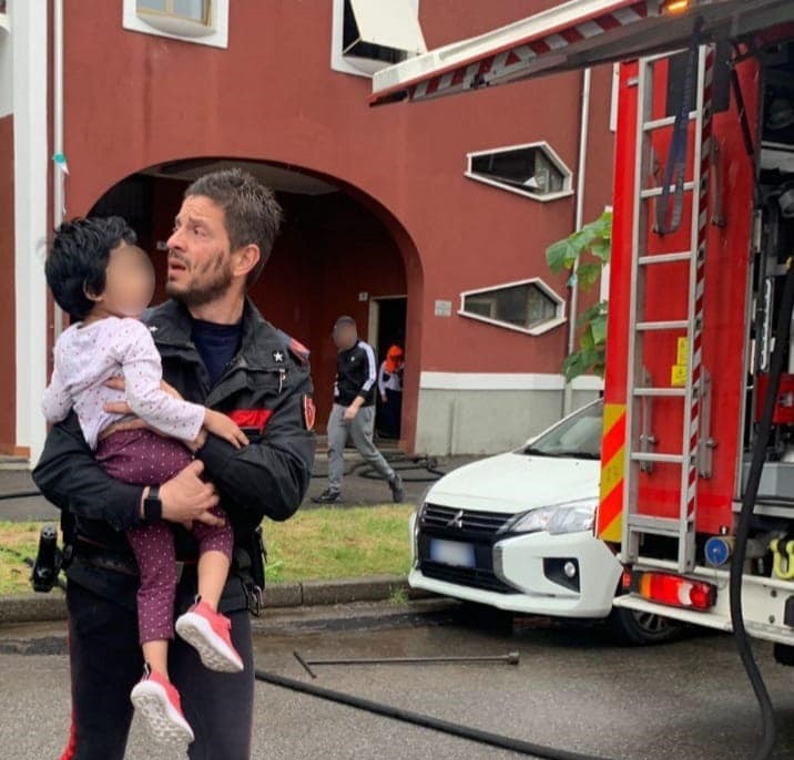 Italia. Carabinieri salvano due bambini di 4 e 11 anni rimasti intrappolati dalle fiamme nella loro abitazione