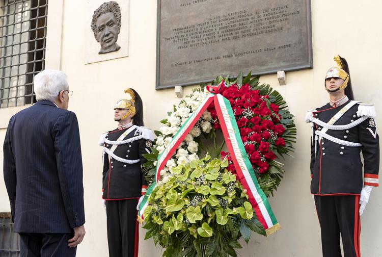 9 maggio 1978, ritrovato il corpo senza vita di  Aldo Moro: il presidente Mattarella depone corona in via Caetani