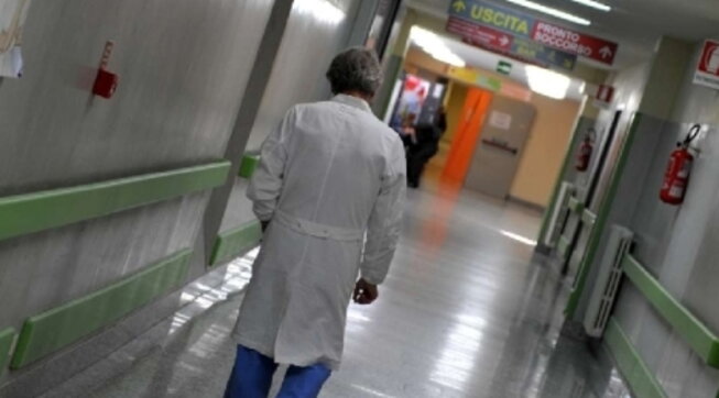 Sanità, la grande fuga dei medici dagli ospedali italiani tra aggressioni, salari bassi e turni massacranti