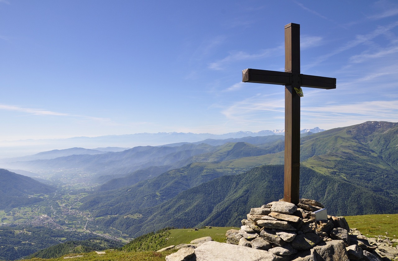 Croci sulle vette delle montagne: è polemica tra “proposta insensata” e “onore ai caduti”