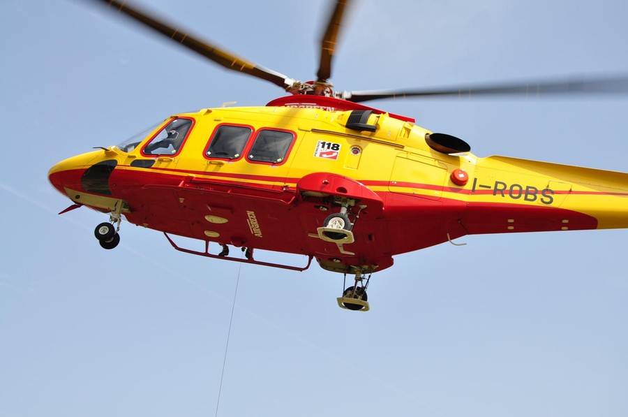 Incidente stradale, elicottero atterra in strada.  Un ferito grave al Sant’Elia di Caltanissetta