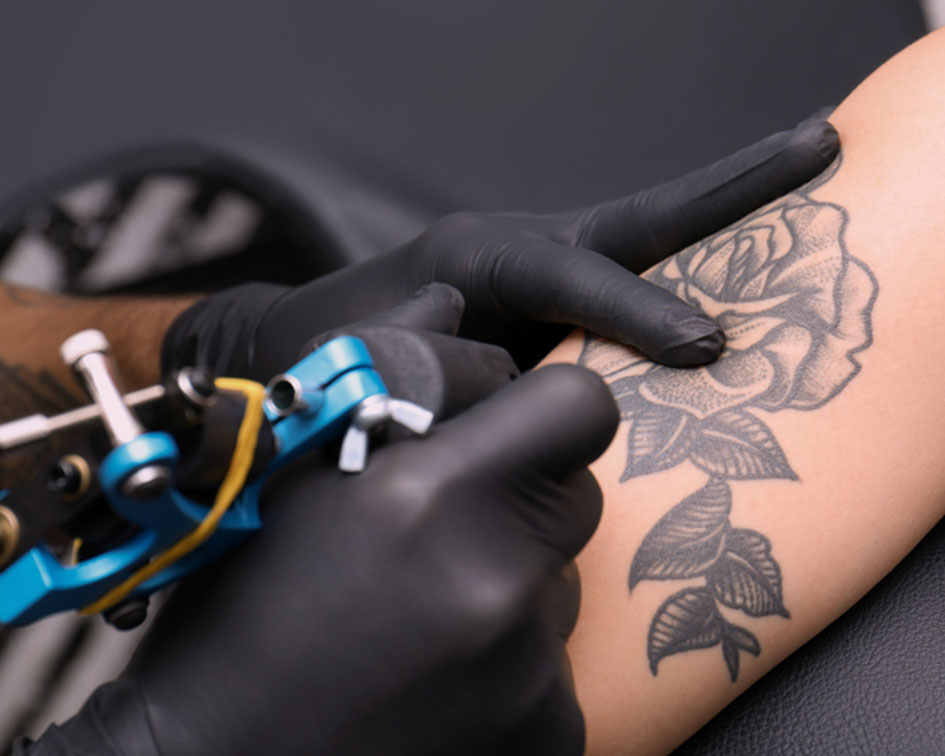 Cancro, cibi lavorati e inchiostro per i tatuaggi: ecco perché aumentano i casi fra gli under 50