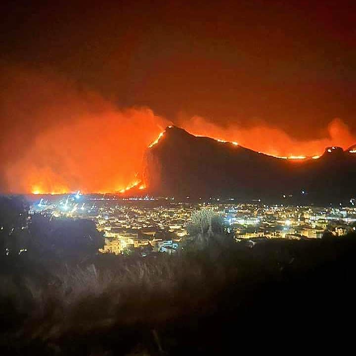 Incendi in Sicilia: una notte di lavoro ed emergenza. Interi quartieri senza acqua ed elettricità