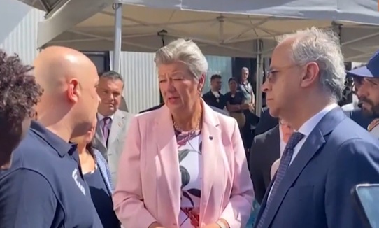 Lampedusa: Ministro Piantedosi e Commissaria Ue Johansson in visita all’hotspot (Video)