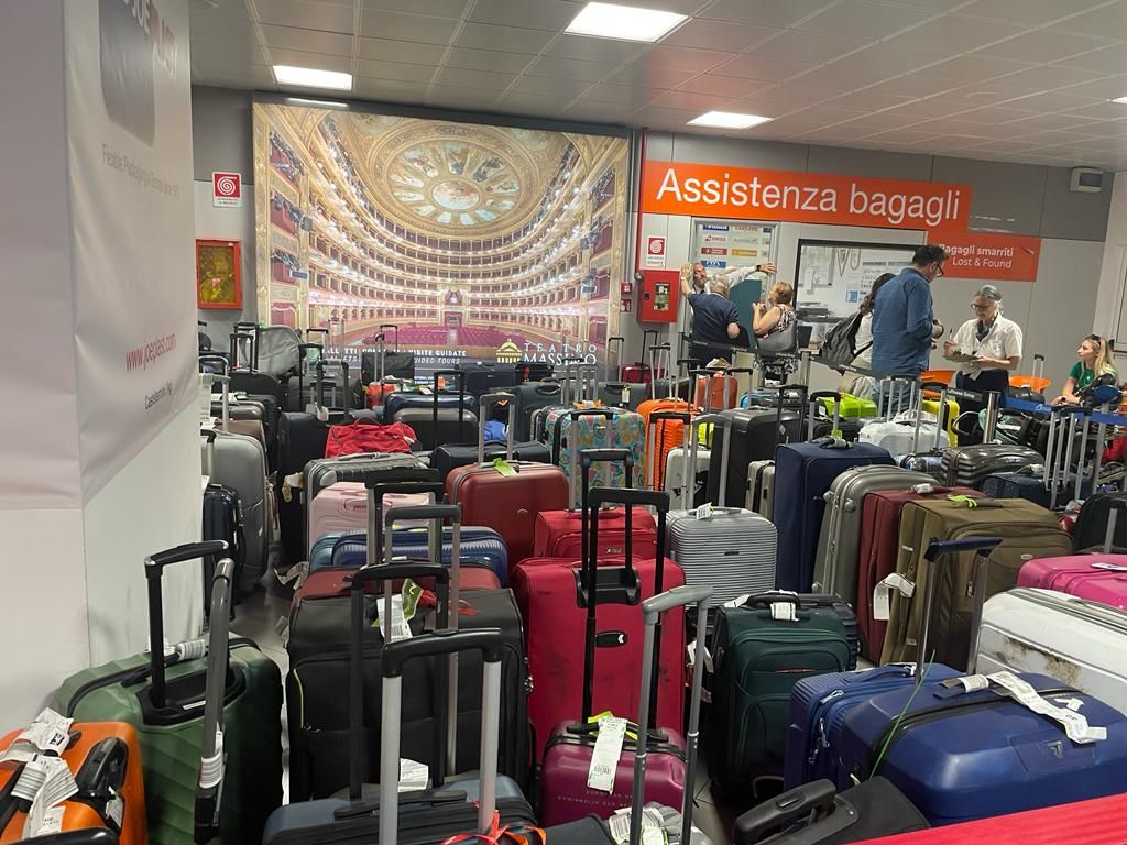 Caos e disagi all’aeroporto di Palermo, centinaia di bagagli stipati in aria arrivi