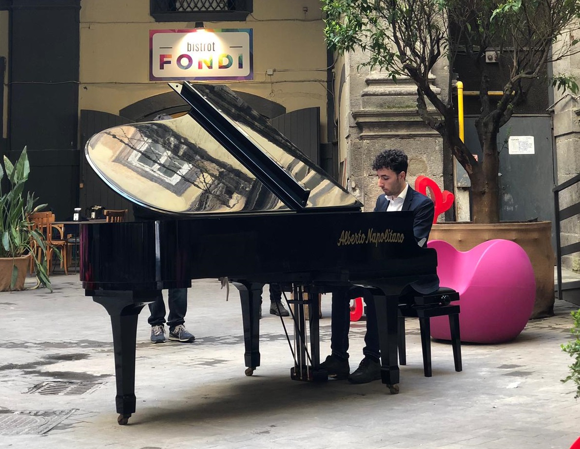 Il Sancataldese Angelo Amico in finale al Piano City Napoli: come votare il suo brano