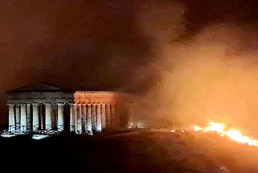 Alluvioni e roghi, l’Italia in balìa del maltempo. Inferno in Sicilia, brucia Segesta