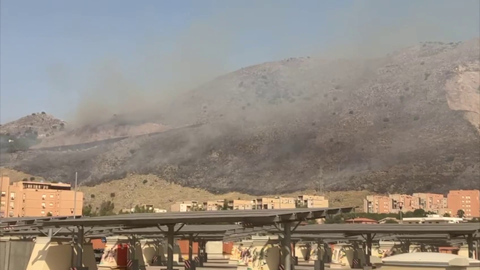 Palermo circondata dagli incendi, fiamme ancora sulle colline