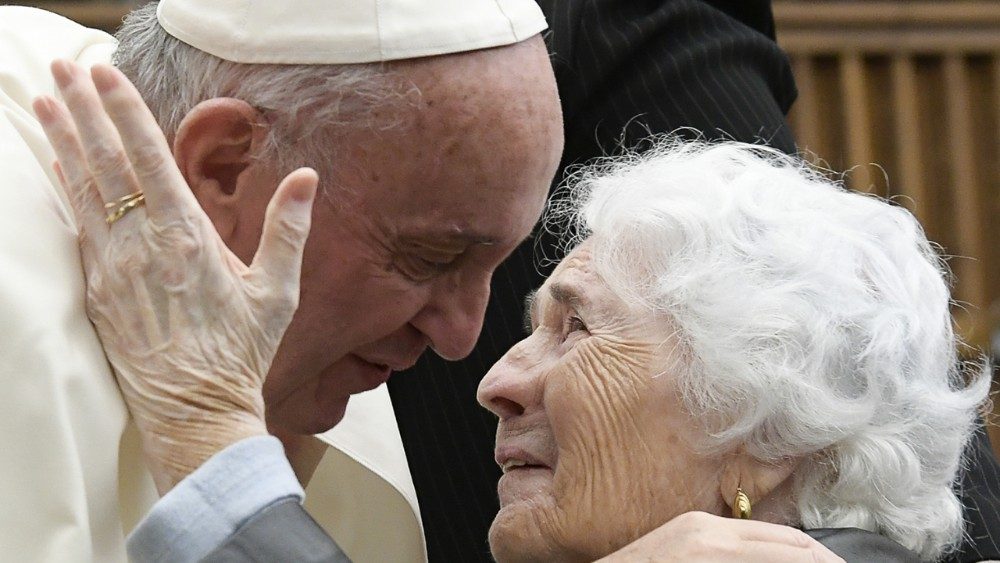 Papa Francesco: “La politica non si dimentichi degli anziani, le città non diventino concentrati di solitudine”