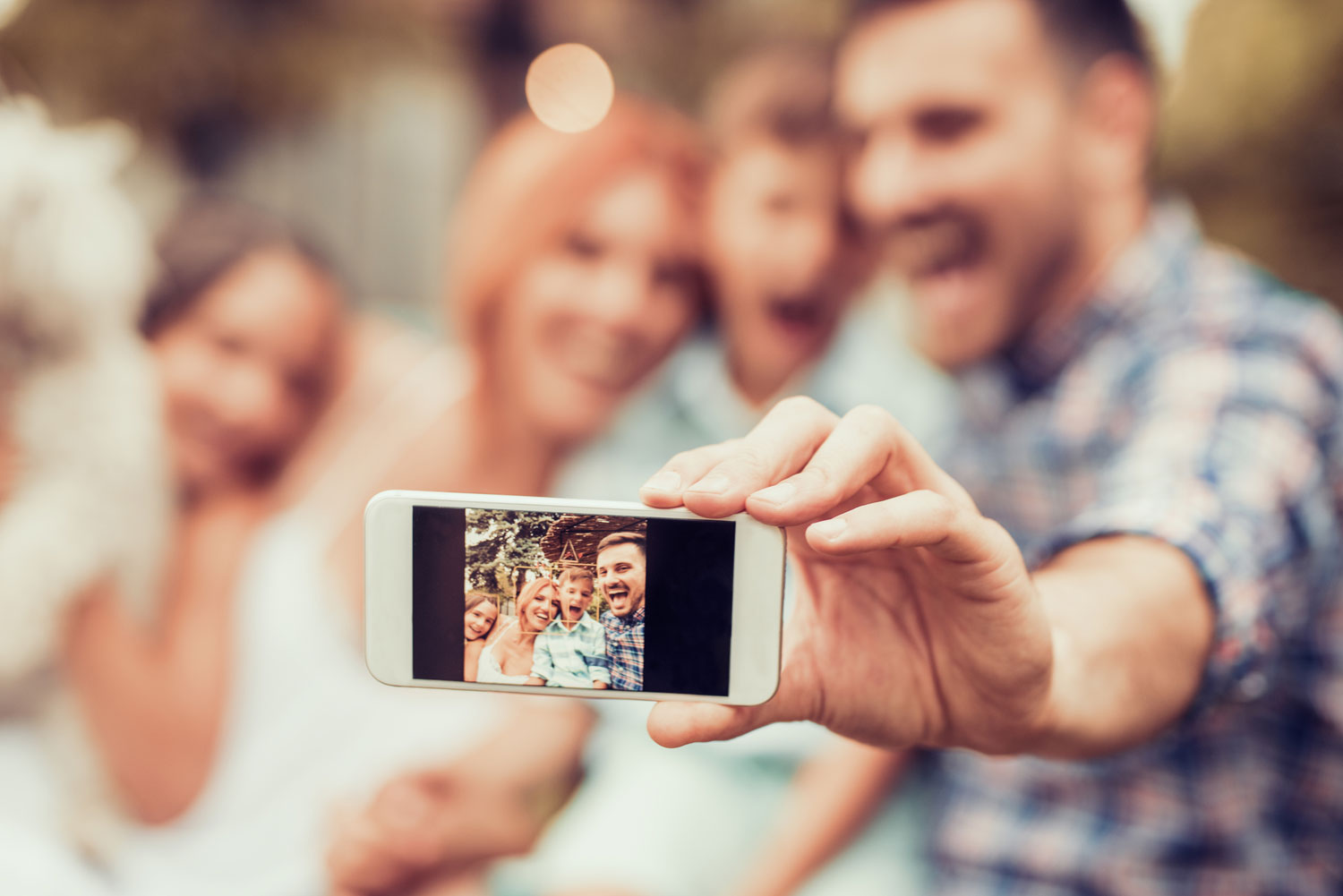 Social. Crepet: “Genitori rimbecilliti fanno selfie con cappuccino o bara. La colpa non è dei giovani”