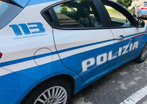 Lascia il cane chiuso in auto per giocare in una sala Bingo: denunciato dalla Polizia