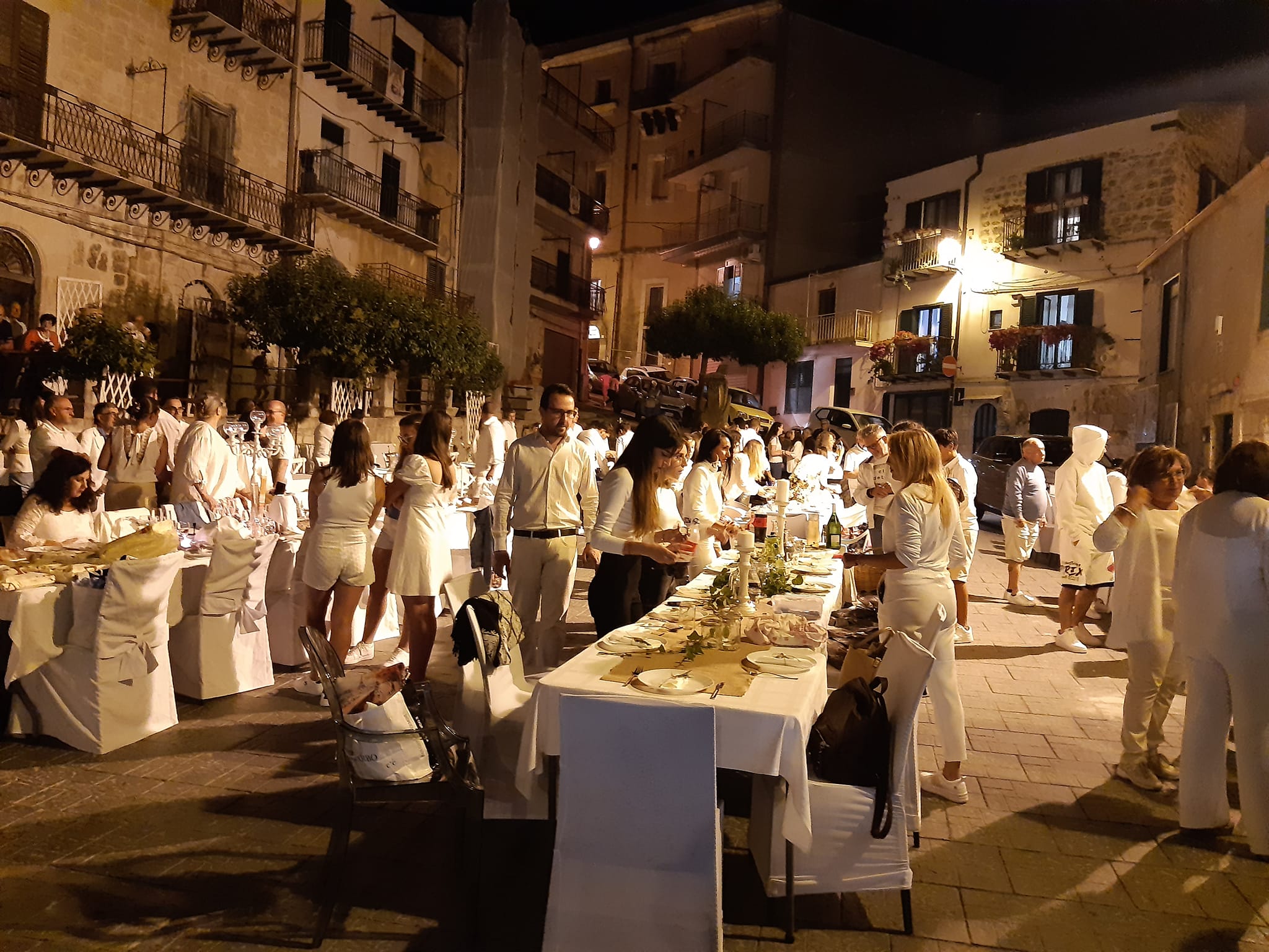 Mussomeli, successo per la “Cena in bianco” in Piazza del Popolo