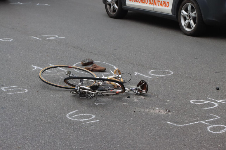 Giovane ciclista di 28 anni muore travolta da un camion in un incrocio