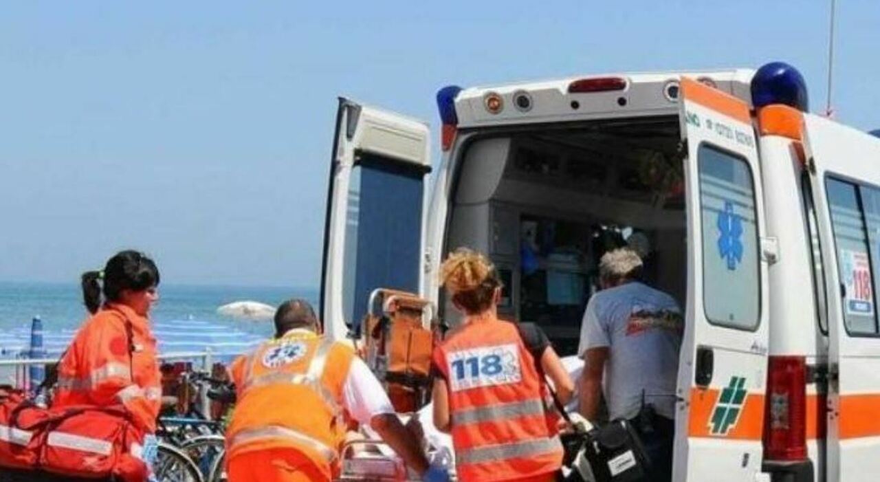 Sicilia, Bimbo in spiaggia in shock anafilattico, salvato da 118