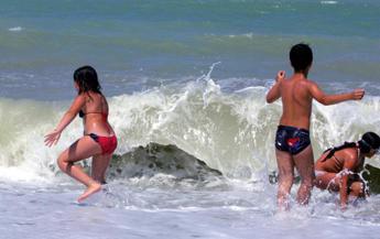 Appello del pediatra a ristoranti e spiagge: “Mezze porzioni e punti allattamento”