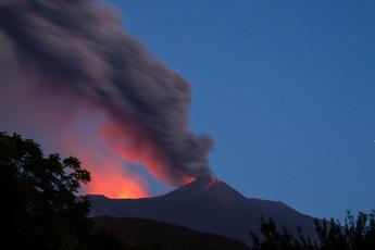 Etna. Fontana di lava e cenere dal cratere Voragine