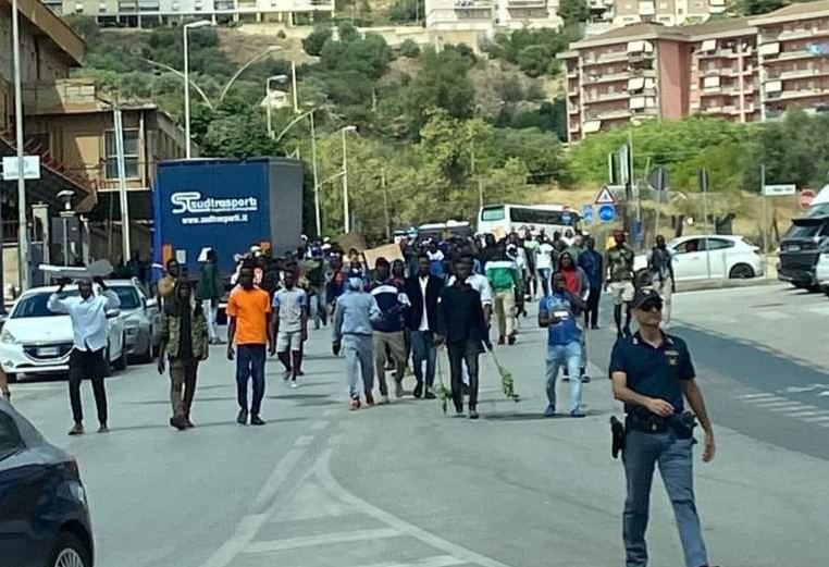 Protesta migranti a Caltanissetta,  sfilano in corteo per i ritardi erogazione ticket money