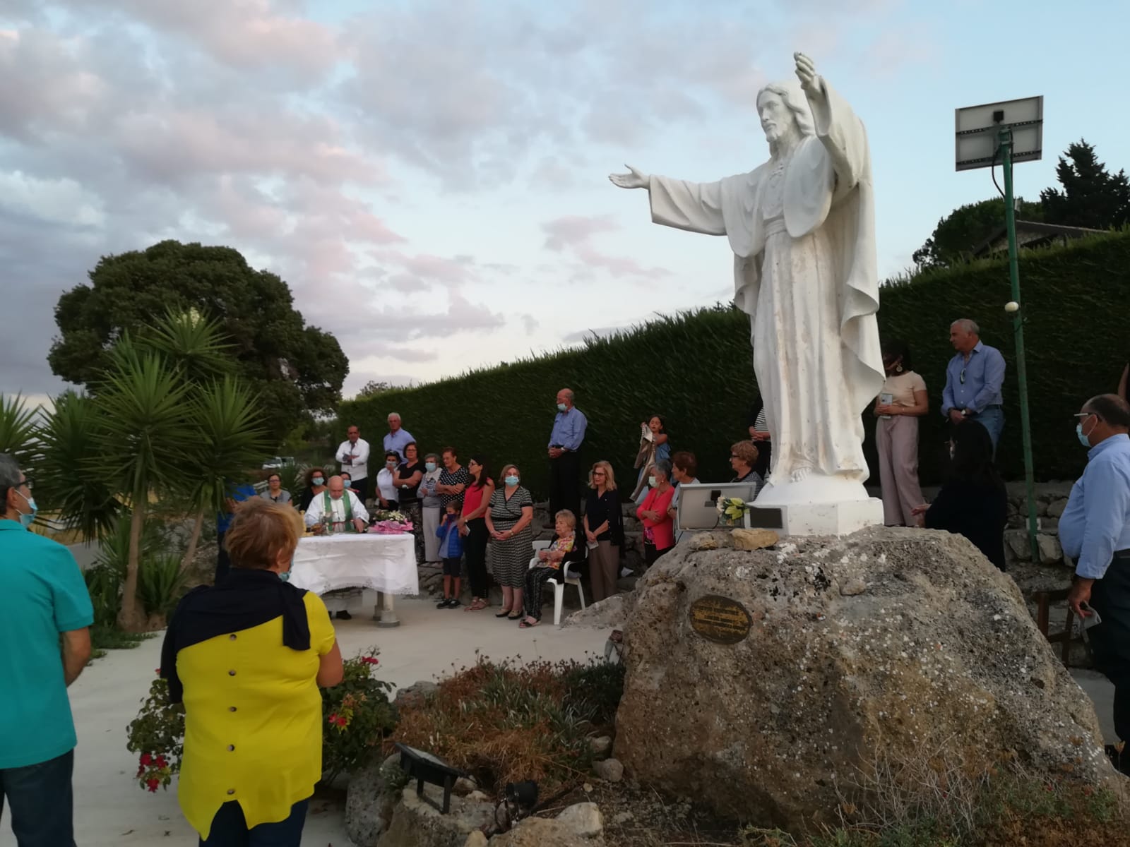 Mussomeli, a “Fiumicello” messa all’aperto per Il Cristo Redentore. Contradaioli in preghiera