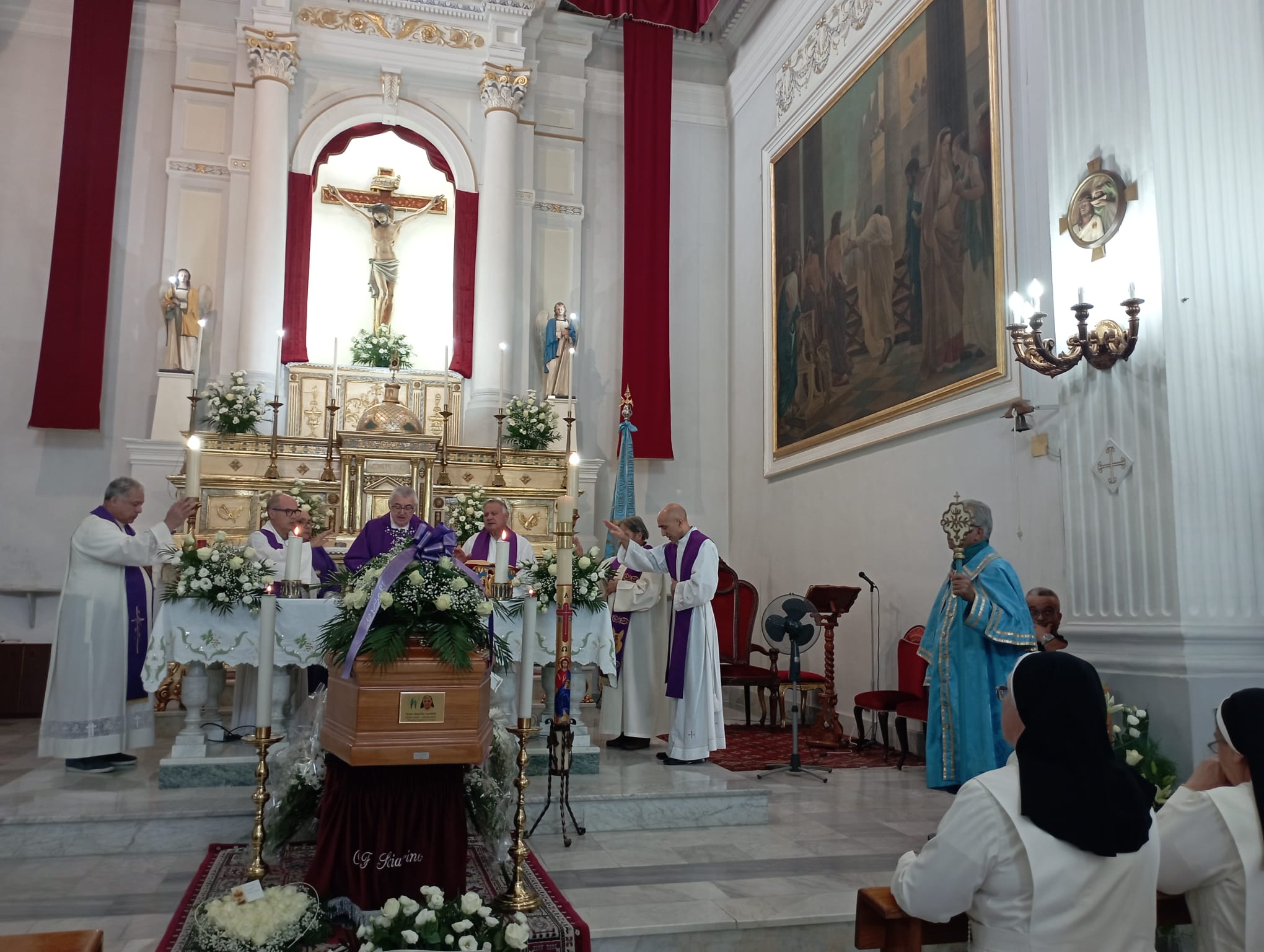 Mussomeli, esequie di suor Amalia. La preghiera dei suoi piccoli ed il volo dei palloncini bianchi (IL VIDEO)