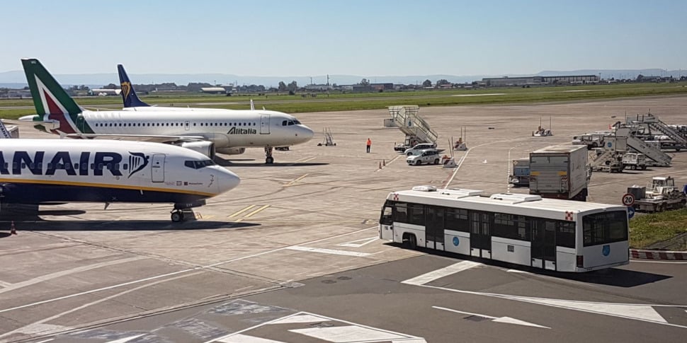 Catania: aeroporto chiuso sino alle 13 a causa di nuova eruzione dell’Etna