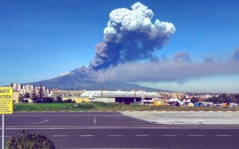 Eruzione Etna, a Catania voli sospesi fino alle ore 20