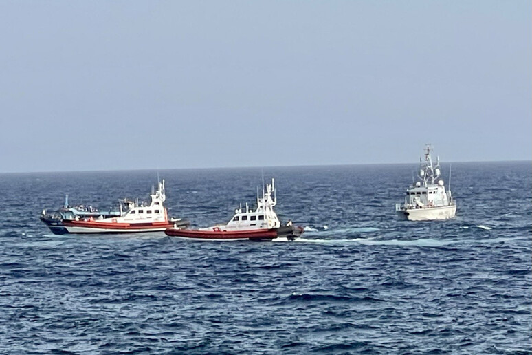 Lampedusa, recuperato il cadavere di un migrante: la Procura apre un’inchiesta