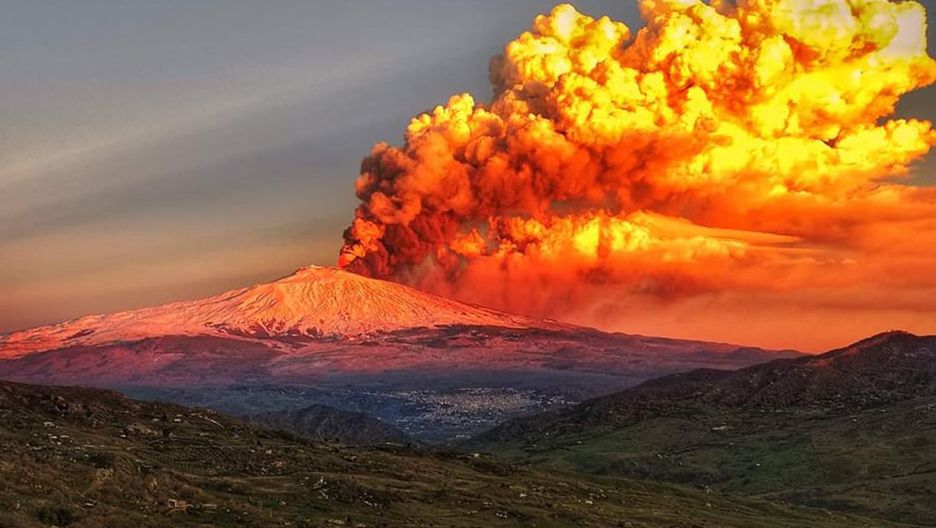 Parossismo Etna, fontana di lava e nube di cenere alta 5 km