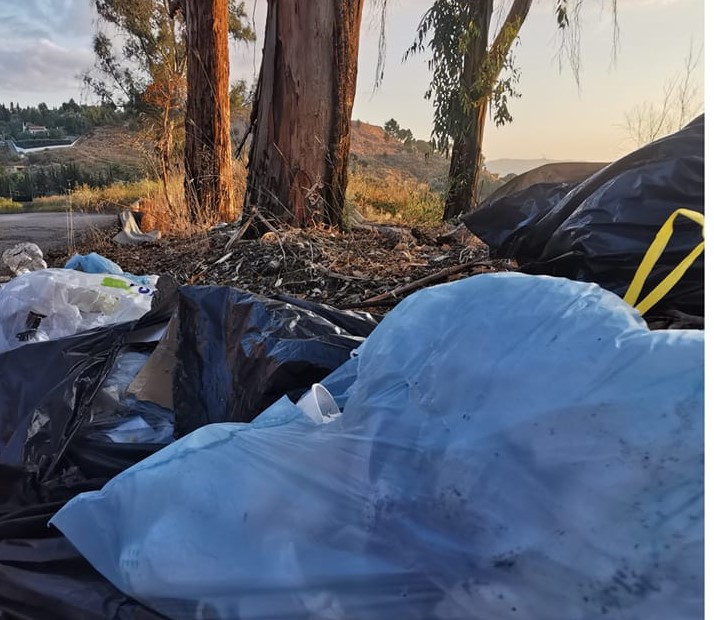 San Cataldo. La segnalazione: lungo la strada di Mimiani decine di sacchetti di immondizia