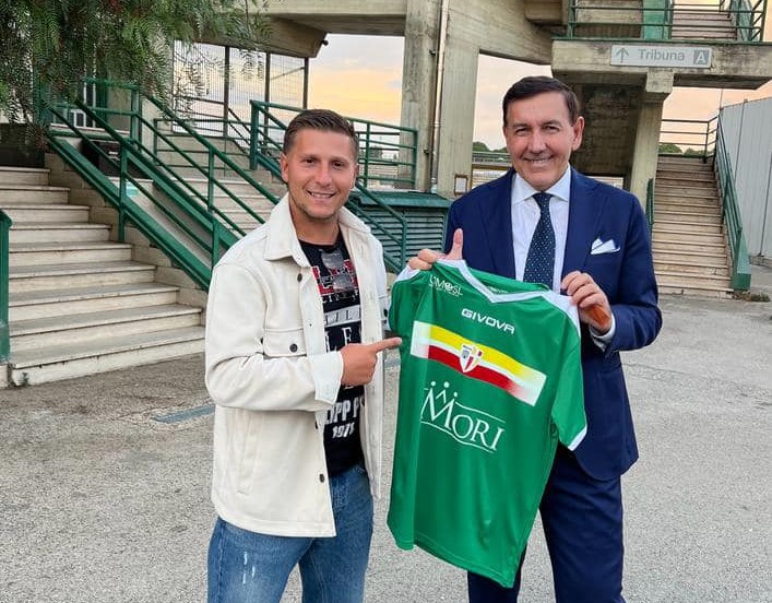 Un dono speciale per un campione unico: il presidente Luca Giovannone dona maglia della Nissa a Mirco Scarantino