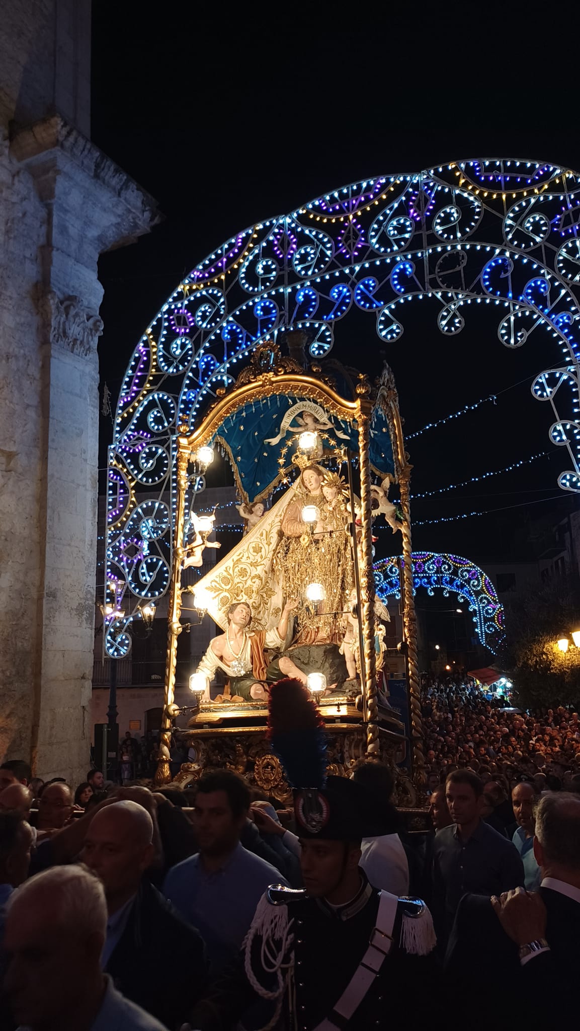 Mussomeli, Madonna dei Miracoli. Tanti devoti in processione; “Sotto il tuo manto accoglici….