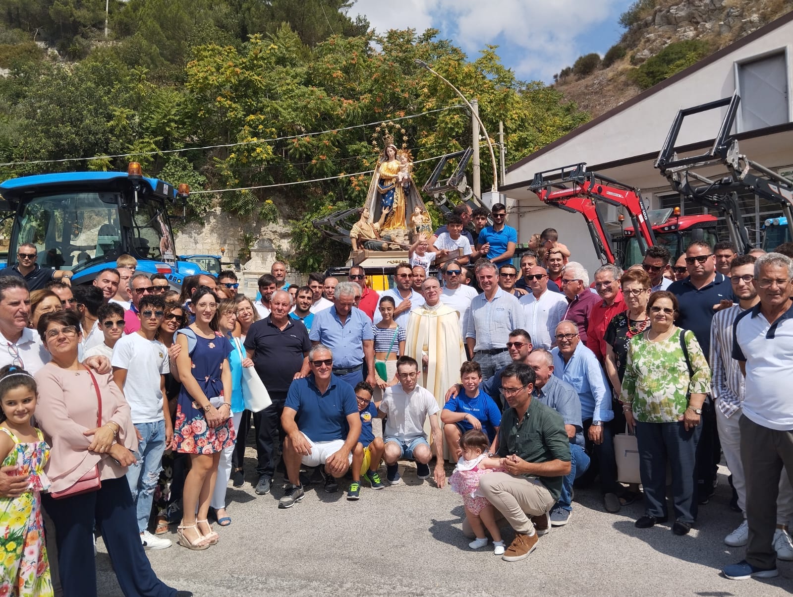 Mussomeli, benedetti i mezzi agricoli in sosta all’annivina. Presente e visibile il simulacro della “Madonna Pellegrina”. Giornata degli Agricoltori e Allevatori.