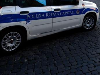 Roma, perde controllo scooter e finisce a terra: morto 29enne