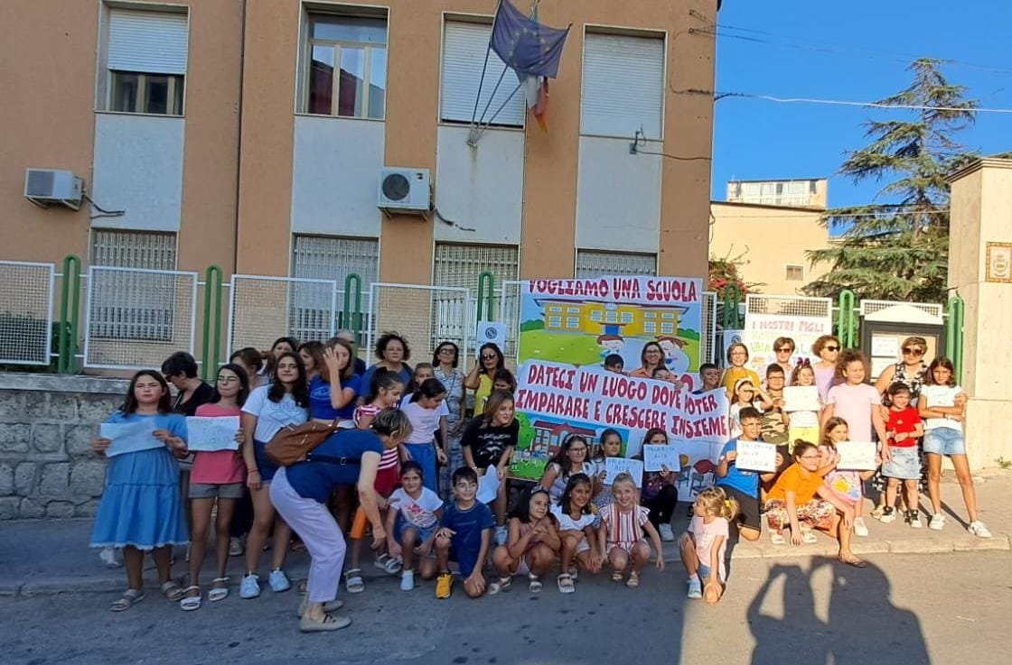 Campofranco, studenti e docenti scendono in strada per chiedere che la loro scuola venga riaperta