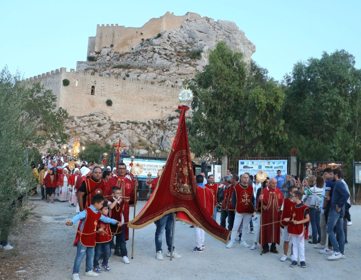 Mussomeli, tanti fedeli alle messe e processione per la Madonna della Catena al Castello. Presente l’ Arciconfraternita della madrice