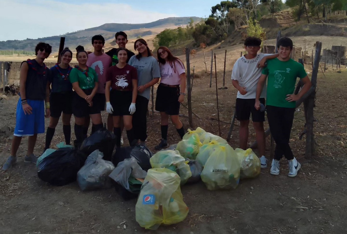 Caltanissetta, giovani Scout Agesci CL1 e CL4 ripuliscono il bosco Imera