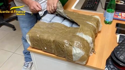 Caltanissetta non riceve i 20 Kg di droga attesi da Milano: Finanza intercetta l’hashish in un bus