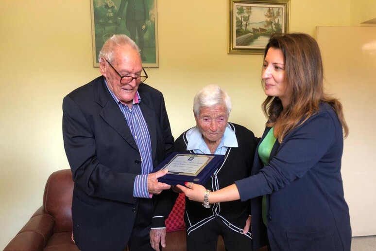 Premiata coppia di coniugi record: per Domenico e Francesca quasi 77 anni di matrimonio