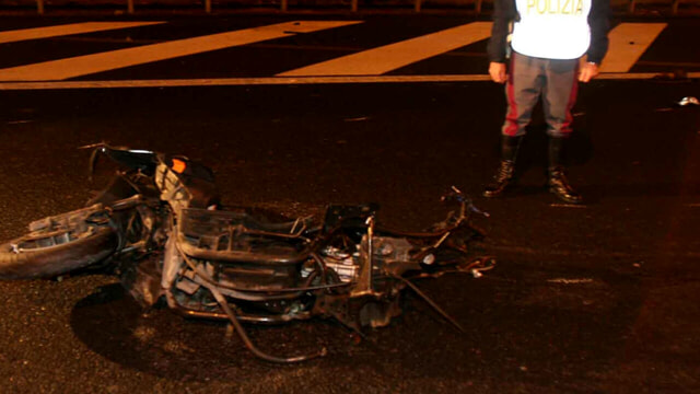 Italia, tragedia in strada: monopattino investito da una moto. Morti entrambi i ragazzi