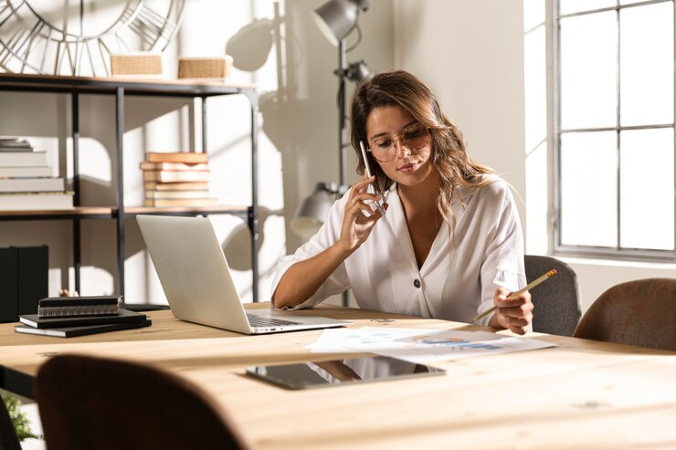 Il lavoro si cerca sul web: crescono gli annunci (+22%) e persone in cerca di impiego (+19%)