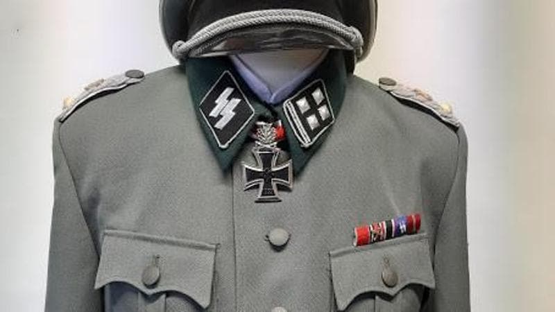 Alunno di un Istituto scolastico si presenta alla festa di Halloween vestito da nazista: premiato per “l’originalità del costume”