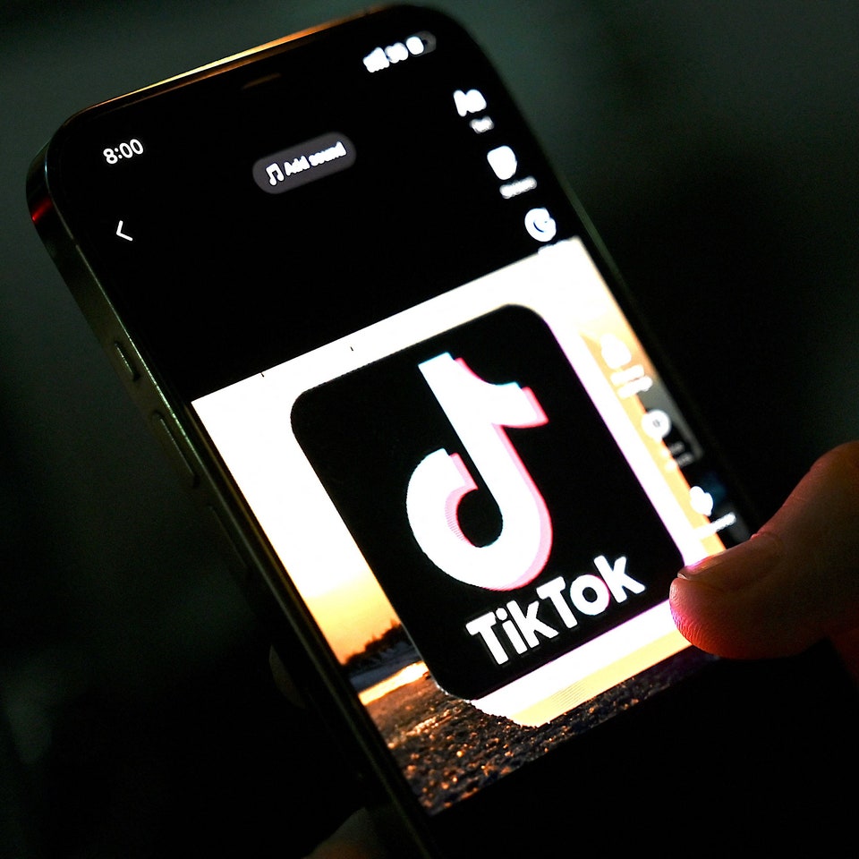 Suicidio in diretta su TikTok, morto un 23enne. Tante chiamate alle forze dell’ordine, lo ha trovato il padre