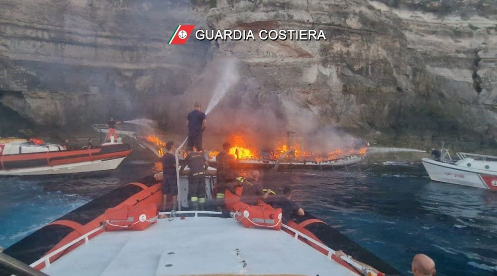 Veliero in fiamme al largo di Lampedusa, passeggeri tratti in salvo VIDEO