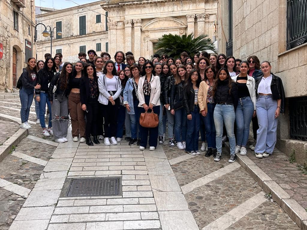 Mussomeli, studenti del “Virgilio” sui luoghi di Paolo Emiliani Giudici e centro storico Madrice con l’arch. Spera ed altri docenti